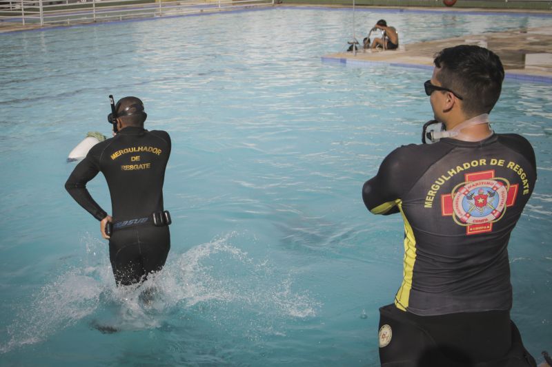 Curso de mergulhadores CBMPA, conta com aula teÃ³rica em sala e prÃ¡tica simulando uma operaÃ§Ã£o real submerso. 
BelÃ©m, 24/10/2019 <div class='credito_fotos'>Foto: Pedro Guerreiro / Ag. Pará   |   <a href='/midias/2019/originais/5595_0343f84a-e627-7b1c-8bbe-557f0dd210a0.jpg' download><i class='fa-solid fa-download'></i> Download</a></div>