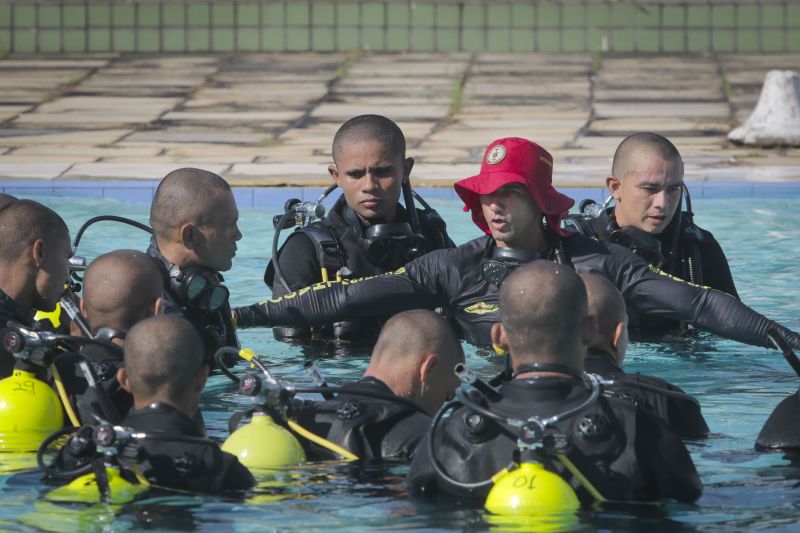 Curso de mergulhadores CBMPA, conta com aula teÃ³rica em sala e prÃ¡tica simulando uma operaÃ§Ã£o real submerso. 
BelÃ©m, 24/10/2019 <div class='credito_fotos'>Foto: Pedro Guerreiro / Ag. Pará   |   <a href='/midias/2019/originais/5595_66359834-7871-b95d-6a54-fb96596cecd6.jpg' download><i class='fa-solid fa-download'></i> Download</a></div>