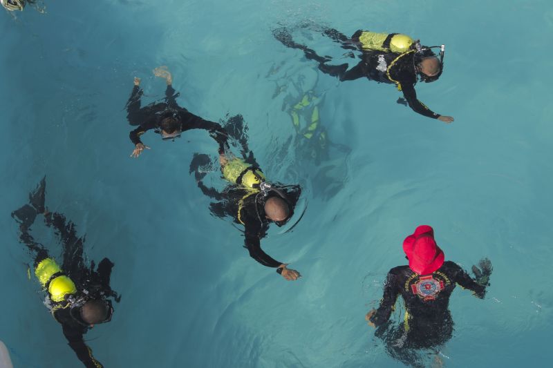 Curso de mergulhadores CBMPA, conta com aula teÃ³rica em sala e prÃ¡tica simulando uma operaÃ§Ã£o real submerso. 
BelÃ©m, 24/10/2019 <div class='credito_fotos'>Foto: Pedro Guerreiro / Ag. Pará   |   <a href='/midias/2019/originais/5595_688f039f-e1a2-1fcb-33e9-8dad609a4e23.jpg' download><i class='fa-solid fa-download'></i> Download</a></div>