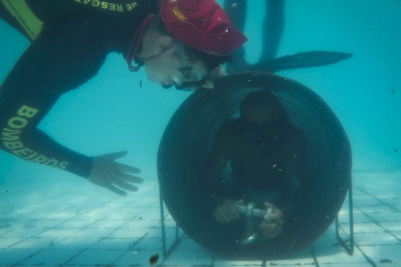 Curso de mergulhadores CBMPA, conta com aula teÃ³rica em sala e prÃ¡tica simulando uma operaÃ§Ã£o real submerso. 
BelÃ©m, 24/10/2019 <div class='credito_fotos'>Foto: RELRY BORGES   |   <a href='/midias/2019/originais/5595_d904d138-60ed-ff66-fa6b-158eacd4d4f6.jpg' download><i class='fa-solid fa-download'></i> Download</a></div>