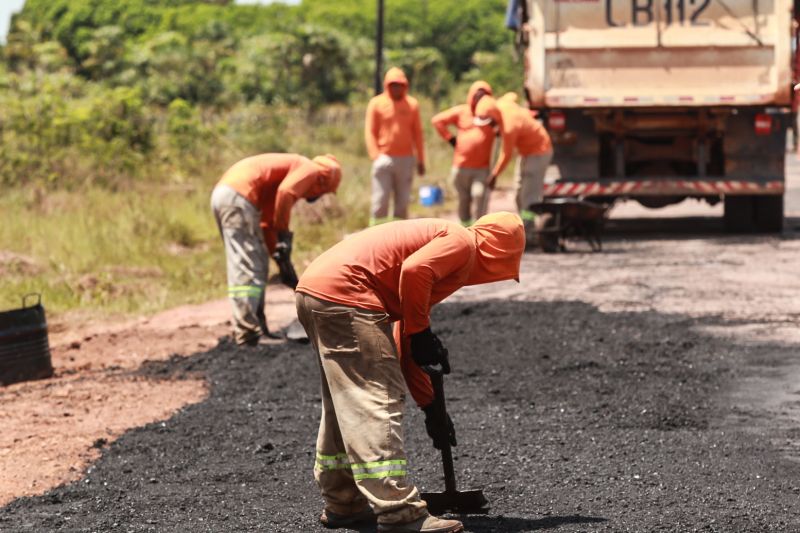 A Secretaria de Estado de Transportes (Setran) iniciou, nesta sexta-feira (25), as obras de pavimentação do Trevo da Peteca, que fica na intercessão da PA-481 com a PA-483, em Barcarena, no nordeste do Pará. Os serviços incluem manutenção e melhoria na PA-483, no trecho que vai da Alça Viária até o Trevo da Peteca, com extensão de quase 12 km. <div class='credito_fotos'>Foto: Alex Ribeiro / Ag. Pará   |   <a href='/midias/2019/originais/5596_0a76d12f-7421-3f13-13fd-a46f19b95324.jpg' download><i class='fa-solid fa-download'></i> Download</a></div>