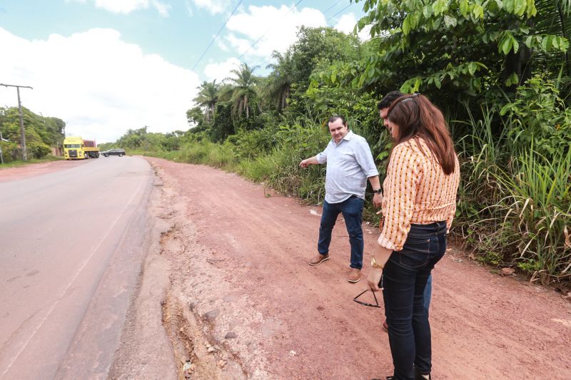 A Secretaria de Estado de Transportes (Setran) iniciou, nesta sexta-feira (25), as obras de pavimentação do Trevo da Peteca, que fica na intercessão da PA-481 com a PA-483, em Barcarena, no nordeste do Pará. Os serviços incluem manutenção e melhoria na PA-483, no trecho que vai da Alça Viária até o Trevo da Peteca, com extensão de quase 12 km. <div class='credito_fotos'>Foto: Alex Ribeiro / Ag. Pará   |   <a href='/midias/2019/originais/5596_1d708110-cc9d-2f0a-c29a-eb7c4bbfb9fa.jpg' download><i class='fa-solid fa-download'></i> Download</a></div>