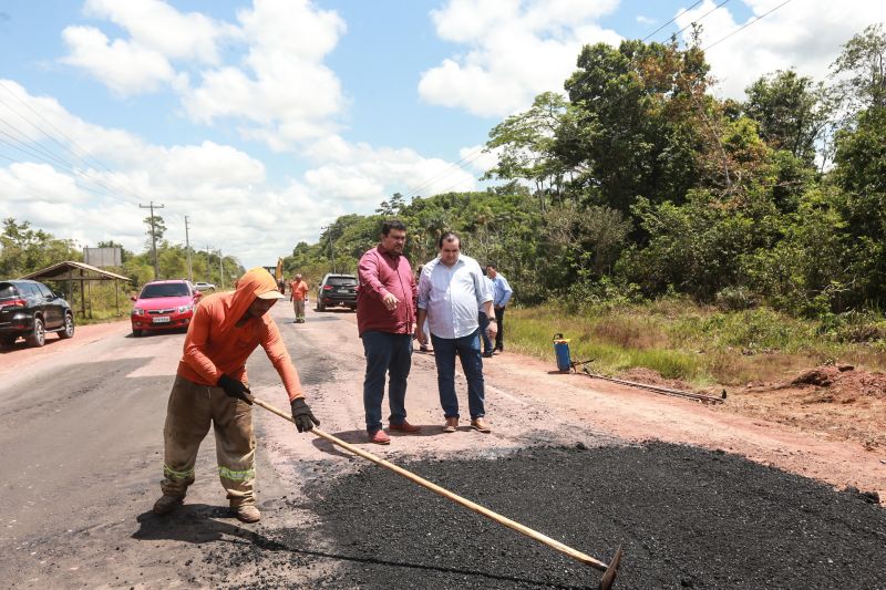 A Secretaria de Estado de Transportes (Setran) iniciou, nesta sexta-feira (25), as obras de pavimentação do Trevo da Peteca, que fica na intercessão da PA-481 com a PA-483, em Barcarena, no nordeste do Pará. Os serviços incluem manutenção e melhoria na PA-483, no trecho que vai da Alça Viária até o Trevo da Peteca, com extensão de quase 12 km. <div class='credito_fotos'>Foto: Alex Ribeiro / Ag. Pará   |   <a href='/midias/2019/originais/5596_404a0eac-1640-555b-443c-9487f8566456.jpg' download><i class='fa-solid fa-download'></i> Download</a></div>