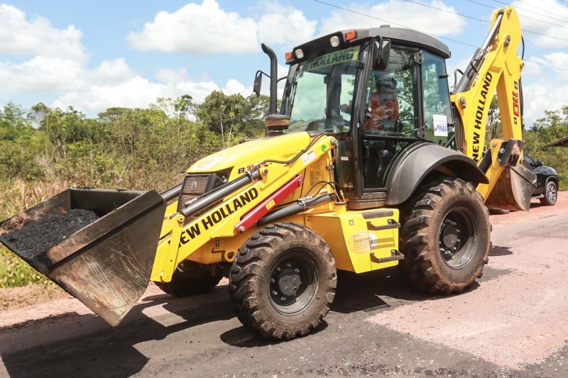 A Secretaria de Estado de Transportes (Setran) iniciou, nesta sexta-feira (25), as obras de pavimentação do Trevo da Peteca, que fica na intercessão da PA-481 com a PA-483, em Barcarena, no nordeste do Pará. Os serviços incluem manutenção e melhoria na PA-483, no trecho que vai da Alça Viária até o Trevo da Peteca, com extensão de quase 12 km. <div class='credito_fotos'>Foto: Alex Ribeiro / Ag. Pará   |   <a href='/midias/2019/originais/5596_47ccce86-cf56-9daf-f4c2-6b355a0122a1.jpg' download><i class='fa-solid fa-download'></i> Download</a></div>