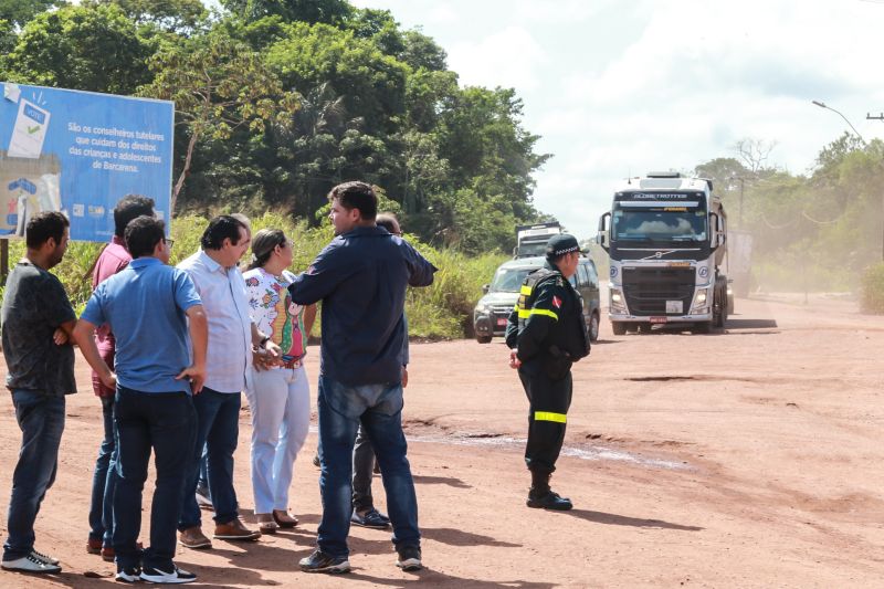 A Secretaria de Estado de Transportes (Setran) iniciou, nesta sexta-feira (25), as obras de pavimentação do Trevo da Peteca, que fica na intercessão da PA-481 com a PA-483, em Barcarena, no nordeste do Pará. Os serviços incluem manutenção e melhoria na PA-483, no trecho que vai da Alça Viária até o Trevo da Peteca, com extensão de quase 12 km. <div class='credito_fotos'>Foto: Alex Ribeiro / Ag. Pará   |   <a href='/midias/2019/originais/5596_5e8aa85c-53b5-1150-a70b-53d5123f9184.jpg' download><i class='fa-solid fa-download'></i> Download</a></div>