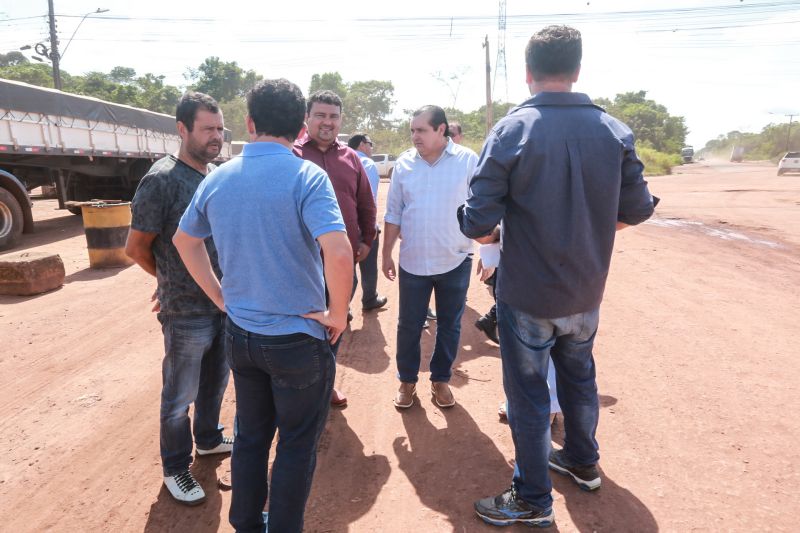 A Secretaria de Estado de Transportes (Setran) iniciou, nesta sexta-feira (25), as obras de pavimentação do Trevo da Peteca, que fica na intercessão da PA-481 com a PA-483, em Barcarena, no nordeste do Pará. Os serviços incluem manutenção e melhoria na PA-483, no trecho que vai da Alça Viária até o Trevo da Peteca, com extensão de quase 12 km. <div class='credito_fotos'>Foto: Alex Ribeiro / Ag. Pará   |   <a href='/midias/2019/originais/5596_627891bc-3aaa-0111-4614-5ddc2376daa9.jpg' download><i class='fa-solid fa-download'></i> Download</a></div>