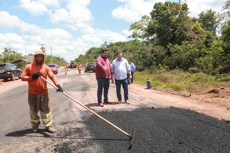 A Secretaria de Estado de Transportes (Setran) iniciou, nesta sexta-feira (25), as obras de pavimentação do Trevo da Peteca, que fica na intercessão da PA-481 com a PA-483, em Barcarena, no nordeste do Pará. Os serviços incluem manutenção e melhoria na PA-483, no trecho que vai da Alça Viária até o Trevo da Peteca, com extensão de quase 12 km. <div class='credito_fotos'>Foto: Alex Ribeiro / Ag. Pará   |   <a href='/midias/2019/originais/5596_8f7afefb-9af1-1103-cda1-880e685054c5.jpg' download><i class='fa-solid fa-download'></i> Download</a></div>