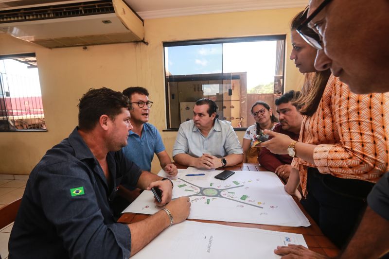 A Secretaria de Estado de Transportes (Setran) iniciou, nesta sexta-feira (25), as obras de pavimentação do Trevo da Peteca, que fica na intercessão da PA-481 com a PA-483, em Barcarena, no nordeste do Pará. Os serviços incluem manutenção e melhoria na PA-483, no trecho que vai da Alça Viária até o Trevo da Peteca, com extensão de quase 12 km. <div class='credito_fotos'>Foto: Alex Ribeiro / Ag. Pará   |   <a href='/midias/2019/originais/5596_91bcaac0-cd0b-46dc-99b9-cf8c7786aa45.jpg' download><i class='fa-solid fa-download'></i> Download</a></div>