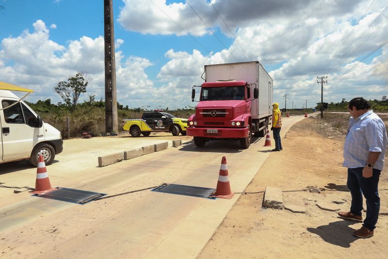 A Secretaria de Estado de Transportes (Setran) iniciou, nesta sexta-feira (25), as obras de pavimentação do Trevo da Peteca, que fica na intercessão da PA-481 com a PA-483, em Barcarena, no nordeste do Pará. Os serviços incluem manutenção e melhoria na PA-483, no trecho que vai da Alça Viária até o Trevo da Peteca, com extensão de quase 12 km. <div class='credito_fotos'>Foto: Alex Ribeiro / Ag. Pará   |   <a href='/midias/2019/originais/5596_c7515cc0-beec-64b2-04bf-a94a918884ca.jpg' download><i class='fa-solid fa-download'></i> Download</a></div>