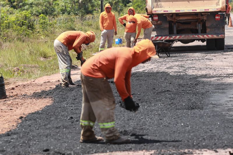 A Secretaria de Estado de Transportes (Setran) iniciou, nesta sexta-feira (25), as obras de pavimentação do Trevo da Peteca, que fica na intercessão da PA-481 com a PA-483, em Barcarena, no nordeste do Pará. Os serviços incluem manutenção e melhoria na PA-483, no trecho que vai da Alça Viária até o Trevo da Peteca, com extensão de quase 12 km. <div class='credito_fotos'>Foto: Alex Ribeiro / Ag. Pará   |   <a href='/midias/2019/originais/5596_d9cade82-97cd-4aef-2c53-344b2509dc7c.jpg' download><i class='fa-solid fa-download'></i> Download</a></div>