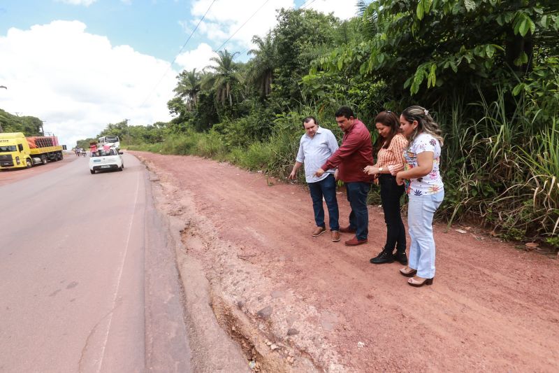 A Secretaria de Estado de Transportes (Setran) iniciou, nesta sexta-feira (25), as obras de pavimentação do Trevo da Peteca, que fica na intercessão da PA-481 com a PA-483, em Barcarena, no nordeste do Pará. Os serviços incluem manutenção e melhoria na PA-483, no trecho que vai da Alça Viária até o Trevo da Peteca, com extensão de quase 12 km. <div class='credito_fotos'>Foto: Alex Ribeiro / Ag. Pará   |   <a href='/midias/2019/originais/5596_dc52ffac-0143-415d-8bc8-b38d2f094356.jpg' download><i class='fa-solid fa-download'></i> Download</a></div>