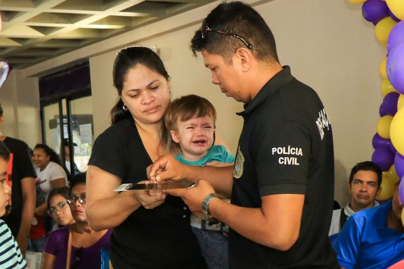 Durante o evento deste sábado 26, na Seccional do Guamá foram emitidos 400 RGs e realizados centenas de atendimentos de saúde pelo TerPaz <div class='credito_fotos'>Foto: Jader Paes / Agência Pará   |   <a href='/midias/2019/originais/5601_5bba8b6e-0a6d-3244-c94d-f2d85ad3f7e4.jpg' download><i class='fa-solid fa-download'></i> Download</a></div>