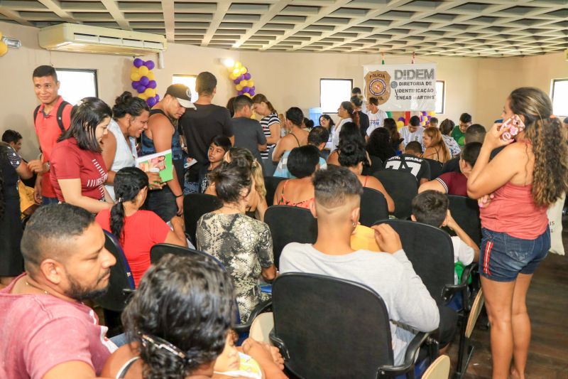 Durante o evento deste sábado 26, na Seccional do Guamá foram emitidos 400 RGs e realizados centenas de atendimentos de saúde pelo TerPaz <div class='credito_fotos'>Foto: Jader Paes / Agência Pará   |   <a href='/midias/2019/originais/5601_7c613eb4-5dba-70eb-f997-08759041b09b.jpg' download><i class='fa-solid fa-download'></i> Download</a></div>