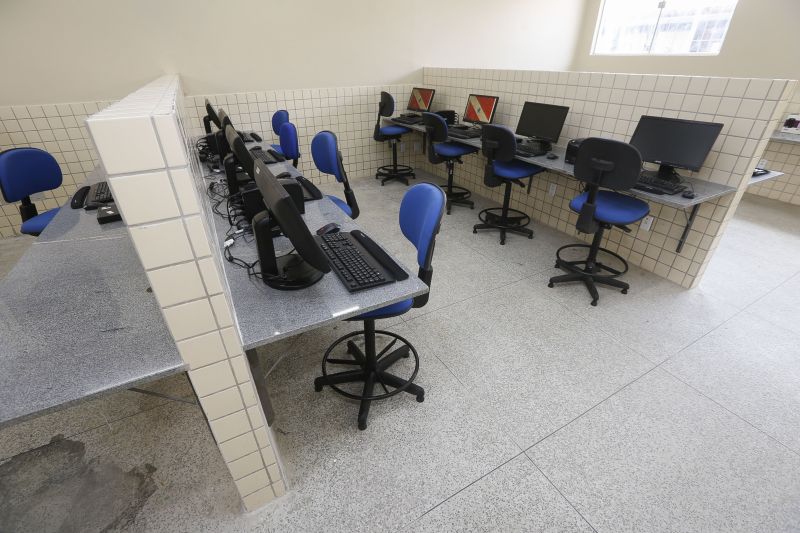 A Escola estadual Raimundo Ribeiro da Costa passa a ter sete salas de aula, quadra poliesportiva coberta e bicicletário. Um dos espaços mais importantes da unidade, o bloco pedagógico, passa a contar com biblioteca, laboratório multidisciplinar e laboratório de informática com internet <div class='credito_fotos'>Foto: Marcelo Seabra / Ag. Pará   |   <a href='/midias/2019/originais/5604_1f8b150b-2419-945e-987f-6f28b0e79572.jpg' download><i class='fa-solid fa-download'></i> Download</a></div>