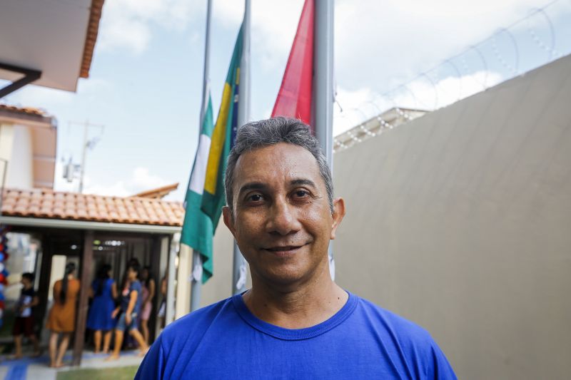 A Escola estadual Raimundo Ribeiro da Costa passa a ter sete salas de aula, quadra poliesportiva coberta e bicicletário. Um dos espaços mais importantes da unidade, o bloco pedagógico, passa a contar com biblioteca, laboratório multidisciplinar e laboratório de informática com internet
NA FOTO: JOSÉ ANTÔNIO, DIRETOR DA ESCOLA <div class='credito_fotos'>Foto: Marcelo Seabra / Ag. Pará   |   <a href='/midias/2019/originais/5604_7c70fc82-1959-1fd1-13d8-b2f1bc68ca8f.jpg' download><i class='fa-solid fa-download'></i> Download</a></div>