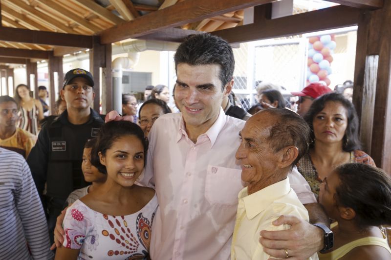 Visita do Governador Helder Barbalho a Oeiras, Pará. Após a Reinauguração de uma Escola, o Governo entregou veículos ao município e visitou as instalações do 13º Centro Regional de Saúde de Oeiras.  <div class='credito_fotos'>Foto: Marcelo Seabra / Ag. Pará   |   <a href='/midias/2019/originais/5605_72569c92-4249-6670-2cef-62e2c5649fc3.jpg' download><i class='fa-solid fa-download'></i> Download</a></div>