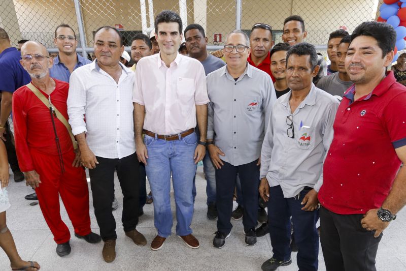 Visita do Governador Helder Barbalho a Oeiras, Pará. Após a Reinauguração de uma Escola, o Governo entregou veículos ao município e visitou as instalações do 13º Centro Regional de Saúde de Oeiras.  <div class='credito_fotos'>Foto: Marcelo Seabra / Ag. Pará   |   <a href='/midias/2019/originais/5605_93d2c15a-4efb-1c0a-fada-62f360a565bf.jpg' download><i class='fa-solid fa-download'></i> Download</a></div>