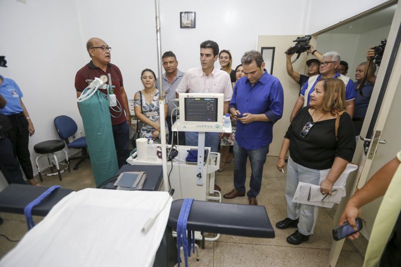 Visita do Governador Helder Barbalho a Oeiras, Pará. Após a Reinauguração de uma Escola, o Governo entregou veículos ao município e visitou as instalações do 13º Centro Regional de Saúde de Oeiras.  <div class='credito_fotos'>Foto: Marcelo Seabra / Ag. Pará   |   <a href='/midias/2019/originais/5605_c73d89ac-7463-8ae8-c2a2-405df68f4630.jpg' download><i class='fa-solid fa-download'></i> Download</a></div>