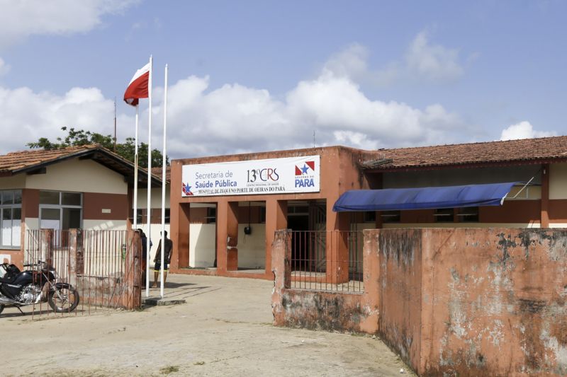 Visita do Governador Helder Barbalho a Oeiras, Pará. Após a Reinauguração de uma Escola, o Governo entregou veículos ao município e visitou as instalações do 13º Centro Regional de Saúde de Oeiras.  <div class='credito_fotos'>Foto: Marcelo Seabra / Ag. Pará   |   <a href='/midias/2019/originais/5605_d556e1f9-db91-ac65-b0c8-d5588834b645.jpg' download><i class='fa-solid fa-download'></i> Download</a></div>