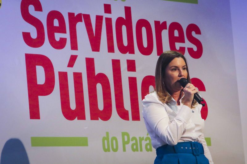 1º Encontro de servidores públicos do Pará capacita mais de 2 mil pessoas. O evento aconteceu no Hangar em Belém e contou com a presença de representantes governamentais.
Na foto: Secretária de Estado de Administração, Hana Ghassan <div class='credito_fotos'>Foto: Pedro Guerreiro / Ag. Pará   |   <a href='/midias/2019/originais/5611_7cb2ec01-5bf1-c279-3ed0-4633b7c05adf.jpg' download><i class='fa-solid fa-download'></i> Download</a></div>