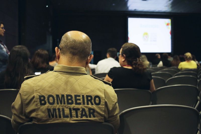 1º Encontro de servidores públicos do Pará capacita mais de 2 mil pessoas. O evento aconteceu no Hangar em Belém e contou com a presença de representantes governamentais.
Na foto: <div class='credito_fotos'>Foto: Pedro Guerreiro / Ag. Pará   |   <a href='/midias/2019/originais/5611_7f66f7ae-ff73-afcc-7915-fd856d29dcfb.jpg' download><i class='fa-solid fa-download'></i> Download</a></div>