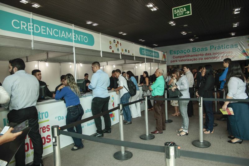 1º Encontro de servidores públicos do Pará capacita mais de 2 mil pessoas. O evento aconteceu no Hangar em Belém e contou com a presença de representantes governamentais.
Na foto: <div class='credito_fotos'>Foto: Pedro Guerreiro / Ag. Pará   |   <a href='/midias/2019/originais/5611_96268962-db9e-a2af-92c2-126f65034a32.jpg' download><i class='fa-solid fa-download'></i> Download</a></div>