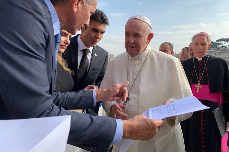 Na manhã desta quarta-feira (30), o governador do Pará, Helder Barbalho, teve um encontro com o Papa Francisco, no Vaticano (Itália). Juntamente com o governador do Amapá, Waldez Góes, presidente do Consórcio de Governadores da Amazônia Legal, Helder entregou pessoalmente a carta de compromissos, resultado das discussões da 1ª Cúpula dos Governadores, encerrada na terça (29).  <div class='credito_fotos'>Foto: Divulgação   |   <a href='/midias/2019/originais/5613_268e735c-c120-d0e4-d1a2-f1c432ab4b7b.jpg' download><i class='fa-solid fa-download'></i> Download</a></div>