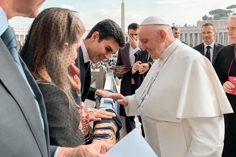 Na manhã desta quarta-feira (30), o governador do Pará, Helder Barbalho, teve um encontro com o Papa Francisco, no Vaticano (Itália). Juntamente com o governador do Amapá, Waldez Góes, presidente do Consórcio de Governadores da Amazônia Legal, Helder entregou pessoalmente a carta de compromissos, resultado das discussões da 1ª Cúpula dos Governadores, encerrada na terça (29).  <div class='credito_fotos'>Foto: Divulgação   |   <a href='/midias/2019/originais/5613_b503eaf9-24ee-0588-8912-2972c4247022.jpg' download><i class='fa-solid fa-download'></i> Download</a></div>