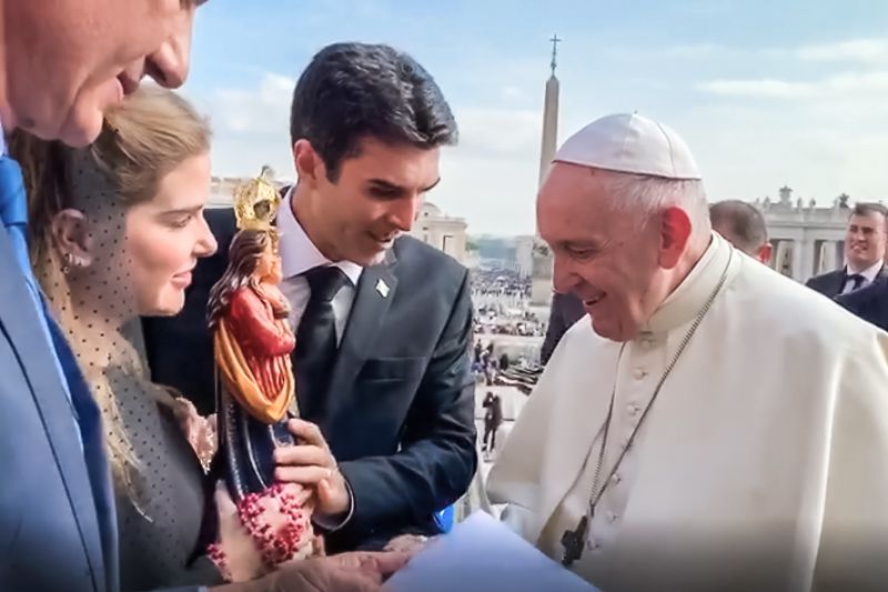 Na manhã desta quarta-feira (30), o governador do Pará, Helder Barbalho, teve um encontro com o Papa Francisco, no Vaticano (Itália). Juntamente com o governador do Amapá, Waldez Góes, presidente do Consórcio de Governadores da Amazônia Legal, Helder entregou pessoalmente a carta de compromissos, resultado das discussões da 1ª Cúpula dos Governadores, encerrada na terça (29).  <div class='credito_fotos'>Foto: Divulgação   |   <a href='/midias/2019/originais/5613_b8220ca8-16fd-3d62-5643-164b8a048818.jpg' download><i class='fa-solid fa-download'></i> Download</a></div>