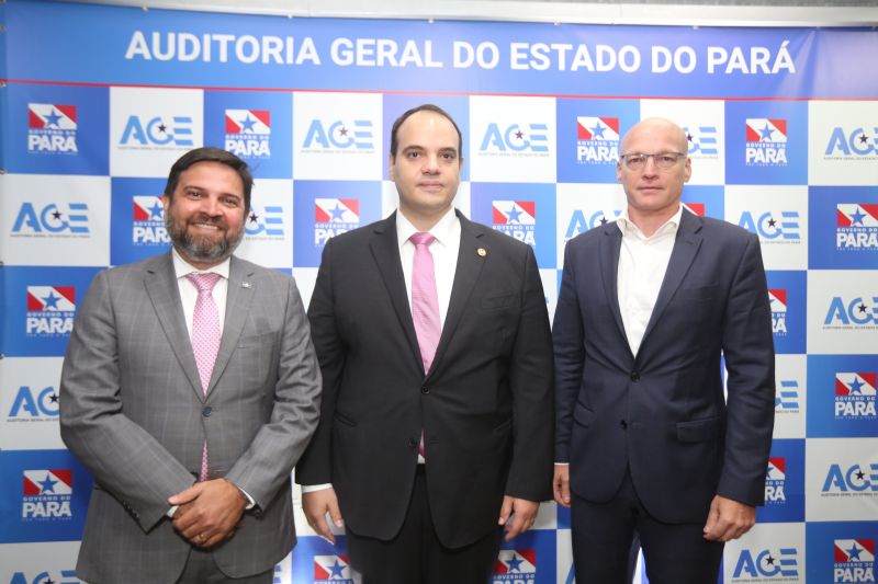 A Auditoria Geral do Estado (AGE) lançou na terça-feira (29), no auditório da Federação das Indústrias do Pará (Fiepa), em Belém, o Programa Estadual de Capacitação de Fornecedores (PECF), uma iniciativa inovadora que busca o aperfeiçoamento dos contratos de obras e serviços prestados por empresas privadas a órgãos públicos. <div class='credito_fotos'>Foto: Alex Ribeiro / Ag. Pará   |   <a href='/midias/2019/originais/5617_088575b6-f514-b80a-6e86-850c2e1337f7.jpg' download><i class='fa-solid fa-download'></i> Download</a></div>