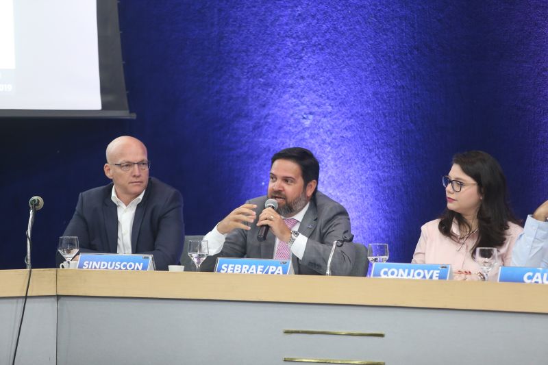 A Auditoria Geral do Estado (AGE) lançou na terça-feira (29), no auditório da Federação das Indústrias do Pará (Fiepa), em Belém, o Programa Estadual de Capacitação de Fornecedores (PECF), uma iniciativa inovadora que busca o aperfeiçoamento dos contratos de obras e serviços prestados por empresas privadas a órgãos públicos. <div class='credito_fotos'>Foto: Alex Ribeiro / Ag. Pará   |   <a href='/midias/2019/originais/5617_157722db-8a30-9add-8c74-5844db06c5f7.jpg' download><i class='fa-solid fa-download'></i> Download</a></div>