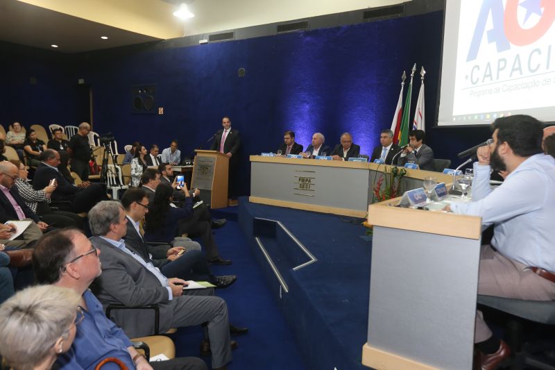 A Auditoria Geral do Estado (AGE) lançou na terça-feira (29), no auditório da Federação das Indústrias do Pará (Fiepa), em Belém, o Programa Estadual de Capacitação de Fornecedores (PECF), uma iniciativa inovadora que busca o aperfeiçoamento dos contratos de obras e serviços prestados por empresas privadas a órgãos públicos. <div class='credito_fotos'>Foto: Alex Ribeiro / Ag. Pará   |   <a href='/midias/2019/originais/5617_8a5275c4-d879-bc15-600f-b7f7c3b795bf.jpg' download><i class='fa-solid fa-download'></i> Download</a></div>