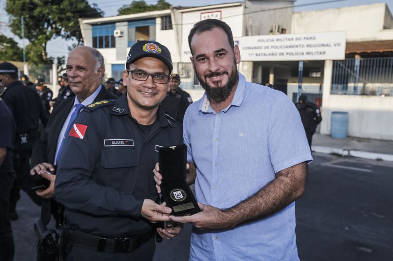 omando de Policiamento Regional VII, sediado em Capanema, no nordeste paraense, completou 12 anos de criação nesta quinta-feira (31), atendendo à população de 19 municípios. O governador do Pará em exercício, Lúcio Vale, participou da celebração, ao lado do ouvidor-geral do Estado, Arthur Houat; do deputado estadual Antônio Tonheiro, e dos prefeitos Chico Neto, de Capanema; Leonardo Vale, de Cachoeira do Piriá; Isaías Neto, de Viseu, e Renata Sousa, de Primavera. <div class='credito_fotos'>Foto: Marcelo Seabra / Ag. Pará   |   <a href='/midias/2019/originais/5622_02bf7792-b9b1-dca7-1f8a-b5b83b6e34d9.jpg' download><i class='fa-solid fa-download'></i> Download</a></div>