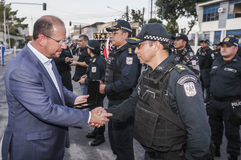 omando de Policiamento Regional VII, sediado em Capanema, no nordeste paraense, completou 12 anos de criação nesta quinta-feira (31), atendendo à população de 19 municípios. O governador do Pará em exercício, Lúcio Vale, participou da celebração, ao lado do ouvidor-geral do Estado, Arthur Houat; do deputado estadual Antônio Tonheiro, e dos prefeitos Chico Neto, de Capanema; Leonardo Vale, de Cachoeira do Piriá; Isaías Neto, de Viseu, e Renata Sousa, de Primavera. <div class='credito_fotos'>Foto: Marcelo Seabra / Ag. Pará   |   <a href='/midias/2019/originais/5622_0d673558-dc93-ed93-8b86-2d5302e0176c.jpg' download><i class='fa-solid fa-download'></i> Download</a></div>