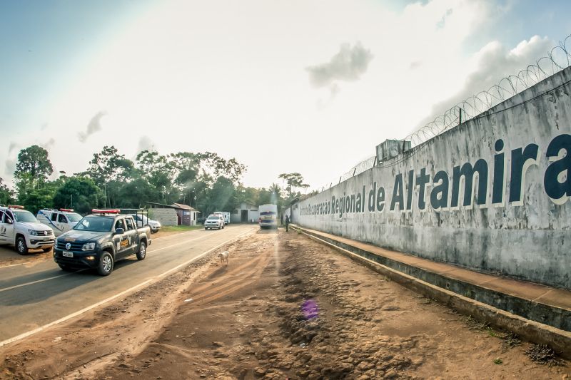 Todos os 166 internos do Centro de Recuperação Regional de Altamira (CRRALT) e outros 66 da Central de Triagem de Altamira foram transferidos, nesta terça-feira (5), para o Complexo Penitenciário de Vitória do Xingu, inaugurado na segunda (4). A operação foi coordenada pela Superintendência do Sistema Penitenciário do Pará (Susipe) com o apoio dos agentes prisionais concursados e Comando de Operações Penitenciárias (Cope). Para garantir a segurança, a transferência ocorreu de forma sigilosa, com início às 5h da manhã e chegada ao complexo às 9h. <div class='credito_fotos'>Foto: Marco Santos / Ag. Pará   |   <a href='/midias/2019/originais/5633_0b1d9b5c-2a16-a130-f64b-4b797f3b4b6f.jpg' download><i class='fa-solid fa-download'></i> Download</a></div>