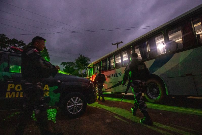 Todos os 166 internos do Centro de Recuperação Regional de Altamira (CRRALT) e outros 66 da Central de Triagem de Altamira foram transferidos, nesta terça-feira (5), para o Complexo Penitenciário de Vitória do Xingu, inaugurado na segunda (4). A operação foi coordenada pela Superintendência do Sistema Penitenciário do Pará (Susipe) com o apoio dos agentes prisionais concursados e Comando de Operações Penitenciárias (Cope). Para garantir a segurança, a transferência ocorreu de forma sigilosa, com início às 5h da manhã e chegada ao complexo às 9h. <div class='credito_fotos'>Foto: Marco Santos / Ag. Pará   |   <a href='/midias/2019/originais/5633_187a658a-6538-044c-1c14-5eef2b67d70e.jpg' download><i class='fa-solid fa-download'></i> Download</a></div>