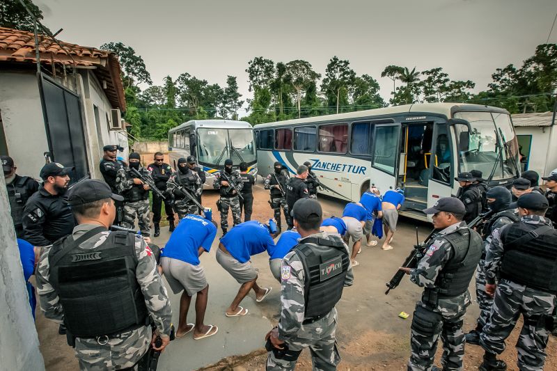 Todos os 166 internos do Centro de Recuperação Regional de Altamira (CRRALT) e outros 66 da Central de Triagem de Altamira foram transferidos, nesta terça-feira (5), para o Complexo Penitenciário de Vitória do Xingu, inaugurado na segunda (4). A operação foi coordenada pela Superintendência do Sistema Penitenciário do Pará (Susipe) com o apoio dos agentes prisionais concursados e Comando de Operações Penitenciárias (Cope). Para garantir a segurança, a transferência ocorreu de forma sigilosa, com início às 5h da manhã e chegada ao complexo às 9h. <div class='credito_fotos'>Foto: Marco Santos / Ag. Pará   |   <a href='/midias/2019/originais/5633_3cf00aa8-9f0d-fdac-d5b8-5d2138301b90.jpg' download><i class='fa-solid fa-download'></i> Download</a></div>