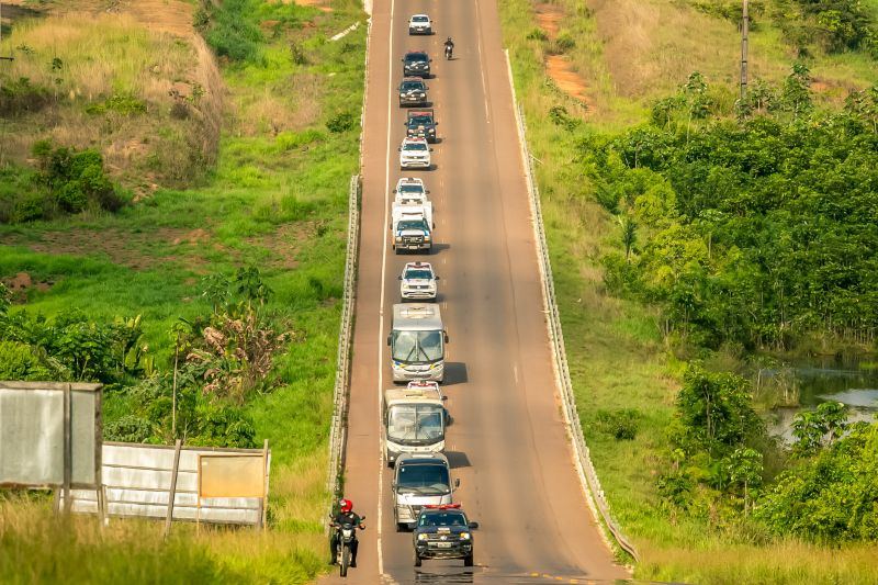 Todos os 166 internos do Centro de Recuperação Regional de Altamira (CRRALT) e outros 66 da Central de Triagem de Altamira foram transferidos, nesta terça-feira (5), para o Complexo Penitenciário de Vitória do Xingu, inaugurado na segunda (4). A operação foi coordenada pela Superintendência do Sistema Penitenciário do Pará (Susipe) com o apoio dos agentes prisionais concursados e Comando de Operações Penitenciárias (Cope). Para garantir a segurança, a transferência ocorreu de forma sigilosa, com início às 5h da manhã e chegada ao complexo às 9h. <div class='credito_fotos'>Foto: Marco Santos / Ag. Pará   |   <a href='/midias/2019/originais/5633_3e434f67-1d5d-b1ba-4266-403fdb34b879.jpg' download><i class='fa-solid fa-download'></i> Download</a></div>