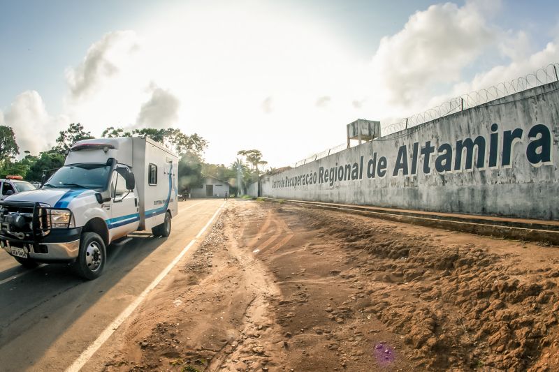 Todos os 166 internos do Centro de Recuperação Regional de Altamira (CRRALT) e outros 66 da Central de Triagem de Altamira foram transferidos, nesta terça-feira (5), para o Complexo Penitenciário de Vitória do Xingu, inaugurado na segunda (4). A operação foi coordenada pela Superintendência do Sistema Penitenciário do Pará (Susipe) com o apoio dos agentes prisionais concursados e Comando de Operações Penitenciárias (Cope). Para garantir a segurança, a transferência ocorreu de forma sigilosa, com início às 5h da manhã e chegada ao complexo às 9h. <div class='credito_fotos'>Foto: Marco Santos / Ag. Pará   |   <a href='/midias/2019/originais/5633_49958656-5bab-ce78-9c6f-d33f413b7adf.jpg' download><i class='fa-solid fa-download'></i> Download</a></div>