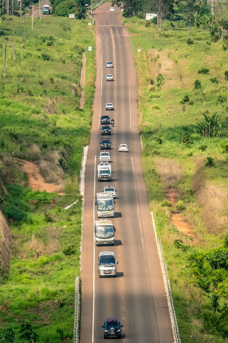 Todos os 166 internos do Centro de Recuperação Regional de Altamira (CRRALT) e outros 66 da Central de Triagem de Altamira foram transferidos, nesta terça-feira (5), para o Complexo Penitenciário de Vitória do Xingu, inaugurado na segunda (4). A operação foi coordenada pela Superintendência do Sistema Penitenciário do Pará (Susipe) com o apoio dos agentes prisionais concursados e Comando de Operações Penitenciárias (Cope). Para garantir a segurança, a transferência ocorreu de forma sigilosa, com início às 5h da manhã e chegada ao complexo às 9h. <div class='credito_fotos'>Foto: Marco Santos / Ag. Pará   |   <a href='/midias/2019/originais/5633_8254ad3e-2b54-23f2-0cc3-a5ea3b6fbd9b.jpg' download><i class='fa-solid fa-download'></i> Download</a></div>