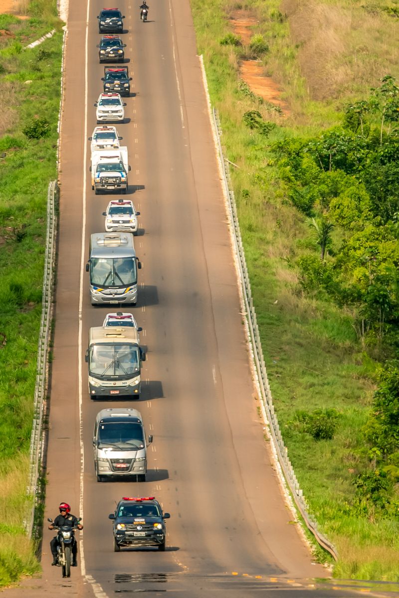 Todos os 166 internos do Centro de Recuperação Regional de Altamira (CRRALT) e outros 66 da Central de Triagem de Altamira foram transferidos, nesta terça-feira (5), para o Complexo Penitenciário de Vitória do Xingu, inaugurado na segunda (4). A operação foi coordenada pela Superintendência do Sistema Penitenciário do Pará (Susipe) com o apoio dos agentes prisionais concursados e Comando de Operações Penitenciárias (Cope). Para garantir a segurança, a transferência ocorreu de forma sigilosa, com início às 5h da manhã e chegada ao complexo às 9h. <div class='credito_fotos'>Foto: Marco Santos / Ag. Pará   |   <a href='/midias/2019/originais/5633_92489003-b11f-248e-2ef7-fd3623f2c9e6.jpg' download><i class='fa-solid fa-download'></i> Download</a></div>