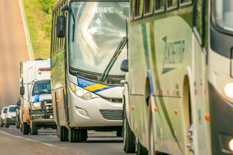 Todos os 166 internos do Centro de Recuperação Regional de Altamira (CRRALT) e outros 66 da Central de Triagem de Altamira foram transferidos, nesta terça-feira (5), para o Complexo Penitenciário de Vitória do Xingu, inaugurado na segunda (4). A operação foi coordenada pela Superintendência do Sistema Penitenciário do Pará (Susipe) com o apoio dos agentes prisionais concursados e Comando de Operações Penitenciárias (Cope). Para garantir a segurança, a transferência ocorreu de forma sigilosa, com início às 5h da manhã e chegada ao complexo às 9h. <div class='credito_fotos'>Foto: Marco Santos / Ag. Pará   |   <a href='/midias/2019/originais/5633_ad3858b5-fe6c-52d4-b1dc-916e431b3b55.jpg' download><i class='fa-solid fa-download'></i> Download</a></div>