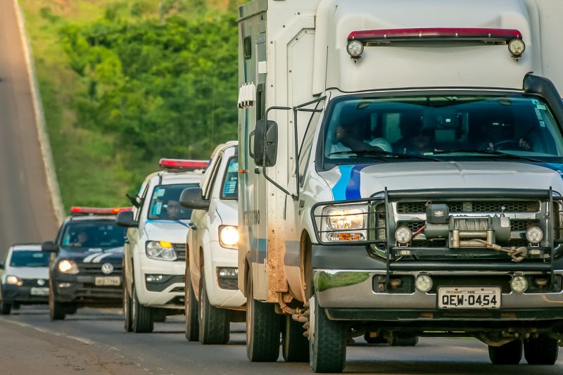 Todos os 166 internos do Centro de Recuperação Regional de Altamira (CRRALT) e outros 66 da Central de Triagem de Altamira foram transferidos, nesta terça-feira (5), para o Complexo Penitenciário de Vitória do Xingu, inaugurado na segunda (4). A operação foi coordenada pela Superintendência do Sistema Penitenciário do Pará (Susipe) com o apoio dos agentes prisionais concursados e Comando de Operações Penitenciárias (Cope). Para garantir a segurança, a transferência ocorreu de forma sigilosa, com início às 5h da manhã e chegada ao complexo às 9h. <div class='credito_fotos'>Foto: Marco Santos / Ag. Pará   |   <a href='/midias/2019/originais/5633_d1a6d08a-5f74-25d8-0fd1-58b36c97fd52.jpg' download><i class='fa-solid fa-download'></i> Download</a></div>