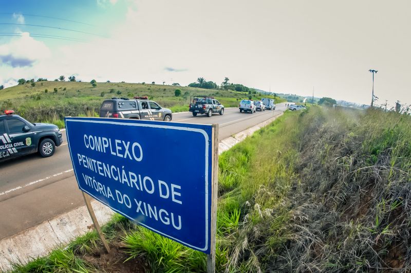 Todos os 166 internos do Centro de Recuperação Regional de Altamira (CRRALT) e outros 66 da Central de Triagem de Altamira foram transferidos, nesta terça-feira (5), para o Complexo Penitenciário de Vitória do Xingu, inaugurado na segunda (4). A operação foi coordenada pela Superintendência do Sistema Penitenciário do Pará (Susipe) com o apoio dos agentes prisionais concursados e Comando de Operações Penitenciárias (Cope). Para garantir a segurança, a transferência ocorreu de forma sigilosa, com início às 5h da manhã e chegada ao complexo às 9h. <div class='credito_fotos'>Foto: Marco Santos / Ag. Pará   |   <a href='/midias/2019/originais/5633_fcb465b6-5f1e-696d-fff2-2af1bd3cacdf.jpg' download><i class='fa-solid fa-download'></i> Download</a></div>