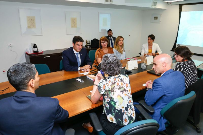 Melhorias para a educação no Estado do Pará foram o foco da agenda do governador Helder Barbalho, em Brasília, nesta quarta-feira (6). Acompanhado da Secretária de Estado de Educação, Leila Freire, ele reuniu com representantes do Ministério da Economia, apresentando o plano de ação com vistas na manutenção de financiamentos internacionais; e do Banco Central do Brasil (Bacen), para a implantação de um projeto piloto de educação financeira que beneficiará 108 municípios. <div class='credito_fotos'>Foto: Jailson Sam / Divulgação   |   <a href='/midias/2019/originais/5639_1f9a50be-16b0-f20d-bffb-b433ed5a5c65.jpg' download><i class='fa-solid fa-download'></i> Download</a></div>