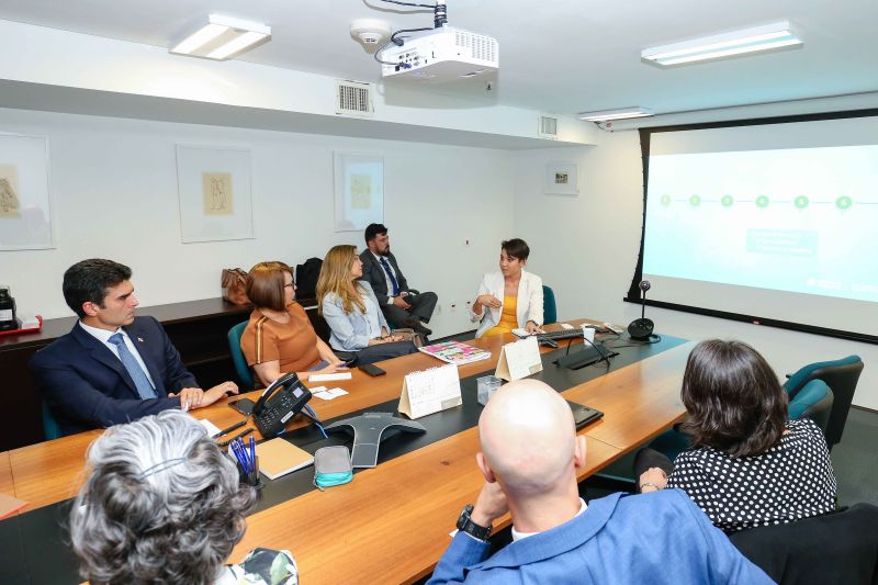 Melhorias para a educação no Estado do Pará foram o foco da agenda do governador Helder Barbalho, em Brasília, nesta quarta-feira (6). Acompanhado da Secretária de Estado de Educação, Leila Freire, ele reuniu com representantes do Ministério da Economia, apresentando o plano de ação com vistas na manutenção de financiamentos internacionais; e do Banco Central do Brasil (Bacen), para a implantação de um projeto piloto de educação financeira que beneficiará 108 municípios. <div class='credito_fotos'>Foto: Jailson Sam / Divulgação   |   <a href='/midias/2019/originais/5639_69d98226-2846-0e1f-32a0-2a5c5cdc4f56.jpg' download><i class='fa-solid fa-download'></i> Download</a></div>