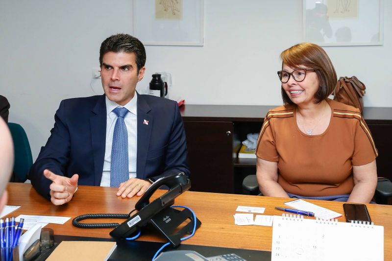 Melhorias para a educação no Estado do Pará foram o foco da agenda do governador Helder Barbalho, em Brasília, nesta quarta-feira (6). Acompanhado da Secretária de Estado de Educação, Leila Freire, ele reuniu com representantes do Ministério da Economia, apresentando o plano de ação com vistas na manutenção de financiamentos internacionais; e do Banco Central do Brasil (Bacen), para a implantação de um projeto piloto de educação financeira que beneficiará 108 municípios. <div class='credito_fotos'>Foto: Jailson Sam / Divulgação   |   <a href='/midias/2019/originais/5639_76a4553c-3701-1ed7-efba-2c1afd230c2f.jpg' download><i class='fa-solid fa-download'></i> Download</a></div>