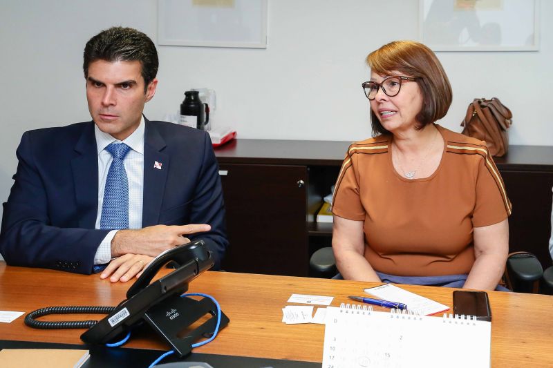 Melhorias para a educação no Estado do Pará foram o foco da agenda do governador Helder Barbalho, em Brasília, nesta quarta-feira (6). Acompanhado da Secretária de Estado de Educação, Leila Freire, ele reuniu com representantes do Ministério da Economia, apresentando o plano de ação com vistas na manutenção de financiamentos internacionais; e do Banco Central do Brasil (Bacen), para a implantação de um projeto piloto de educação financeira que beneficiará 108 municípios. <div class='credito_fotos'>Foto: Jailson Sam / Divulgação   |   <a href='/midias/2019/originais/5639_7a8ec3bf-295f-63a4-53b8-81b9ff9a15da.jpg' download><i class='fa-solid fa-download'></i> Download</a></div>