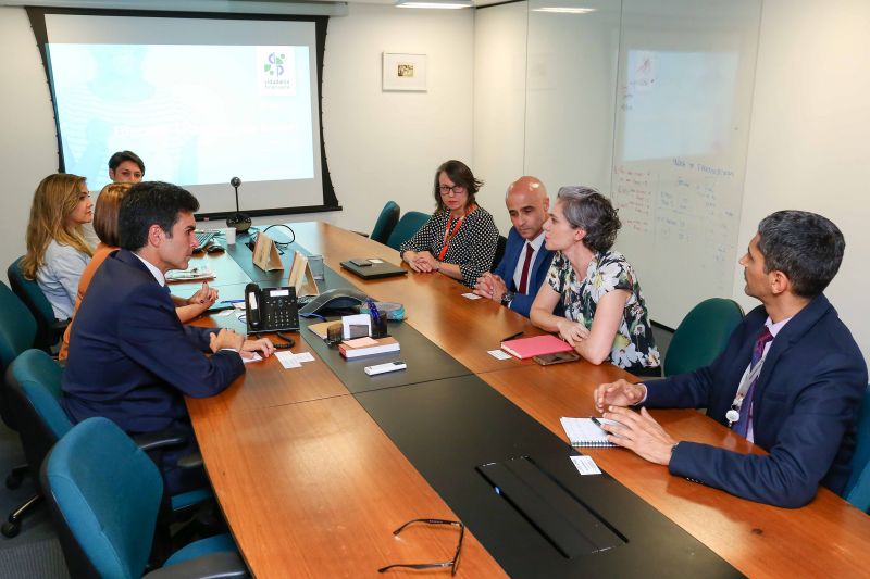 Melhorias para a educação no Estado do Pará foram o foco da agenda do governador Helder Barbalho, em Brasília, nesta quarta-feira (6). Acompanhado da Secretária de Estado de Educação, Leila Freire, ele reuniu com representantes do Ministério da Economia, apresentando o plano de ação com vistas na manutenção de financiamentos internacionais; e do Banco Central do Brasil (Bacen), para a implantação de um projeto piloto de educação financeira que beneficiará 108 municípios. <div class='credito_fotos'>Foto: Jailson Sam / Divulgação   |   <a href='/midias/2019/originais/5639_8d554725-ec2a-8e17-6fbf-22e6b5a9e960.jpg' download><i class='fa-solid fa-download'></i> Download</a></div>