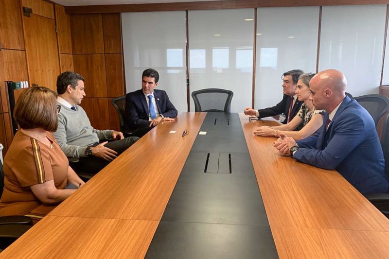 Melhorias para a educação no Estado do Pará foram o foco da agenda do governador Helder Barbalho, em Brasília, nesta quarta-feira (6). Acompanhado da Secretária de Estado de Educação, Leila Freire, ele reuniu com representantes do Ministério da Economia, apresentando o plano de ação com vistas na manutenção de financiamentos internacionais; e do Banco Central do Brasil (Bacen), para a implantação de um projeto piloto de educação financeira que beneficiará 108 municípios. <div class='credito_fotos'>Foto: Jailson Sam / Divulgação   |   <a href='/midias/2019/originais/5639_a05e6774-8365-1c89-8f78-dd7fa8b25ac3.jpg' download><i class='fa-solid fa-download'></i> Download</a></div>